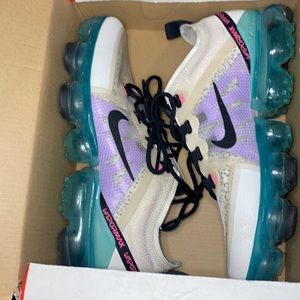 🔥 NIKE Air Vapormax - Youth 5; Women’s 7